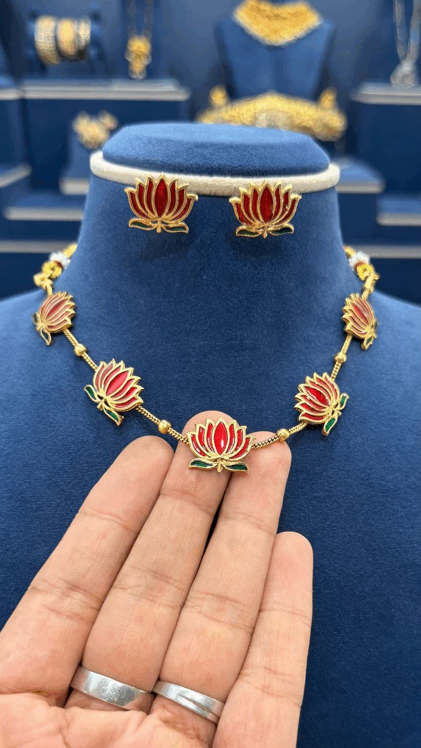 Simple Lotus Neckset