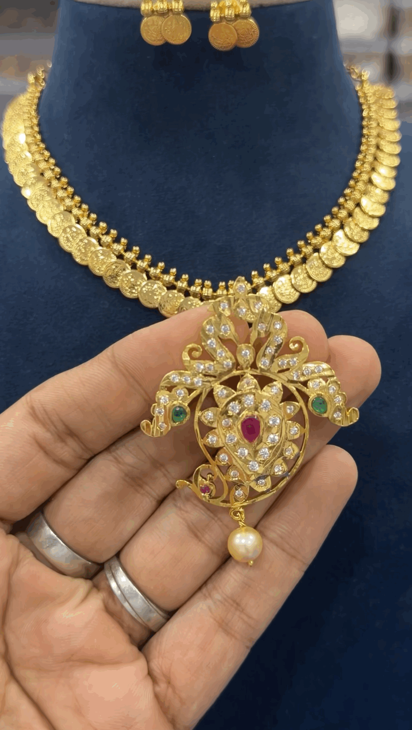 Kasu Neckset with Detachable Locket