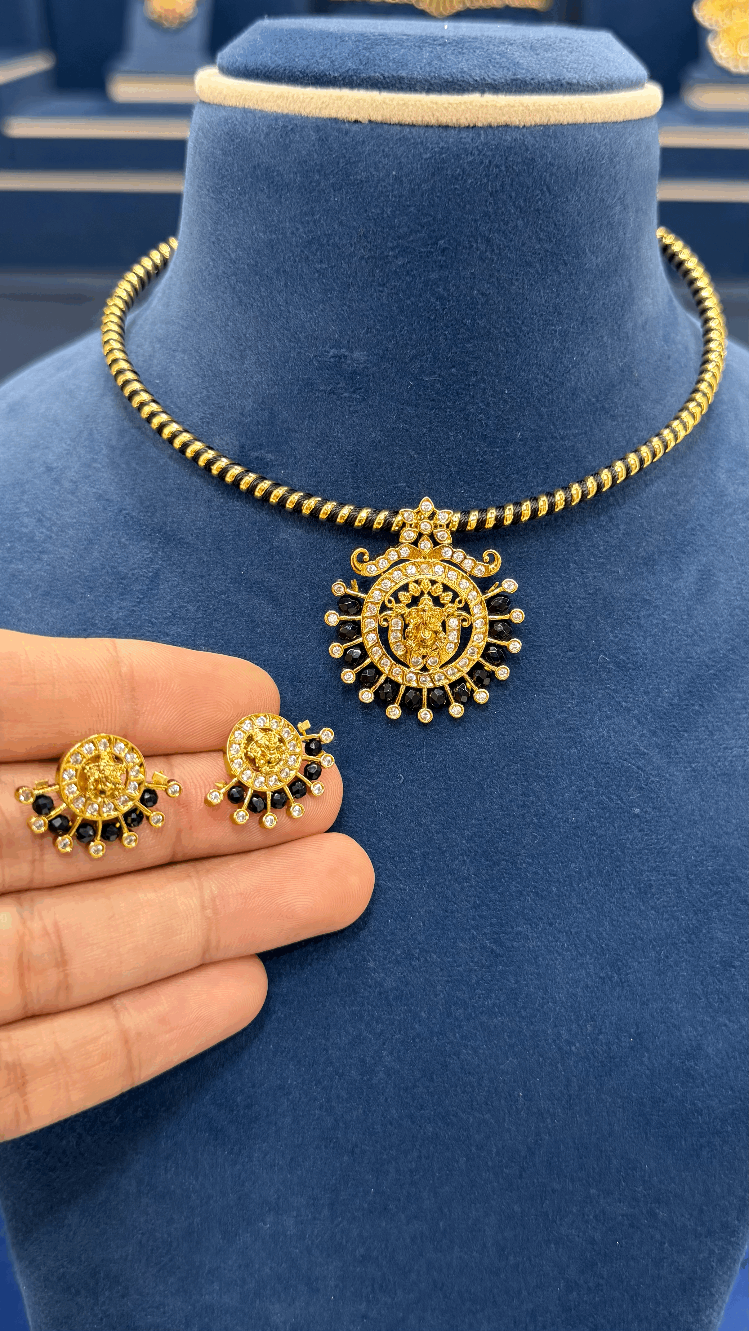 Simple Neckset with Black Hasli