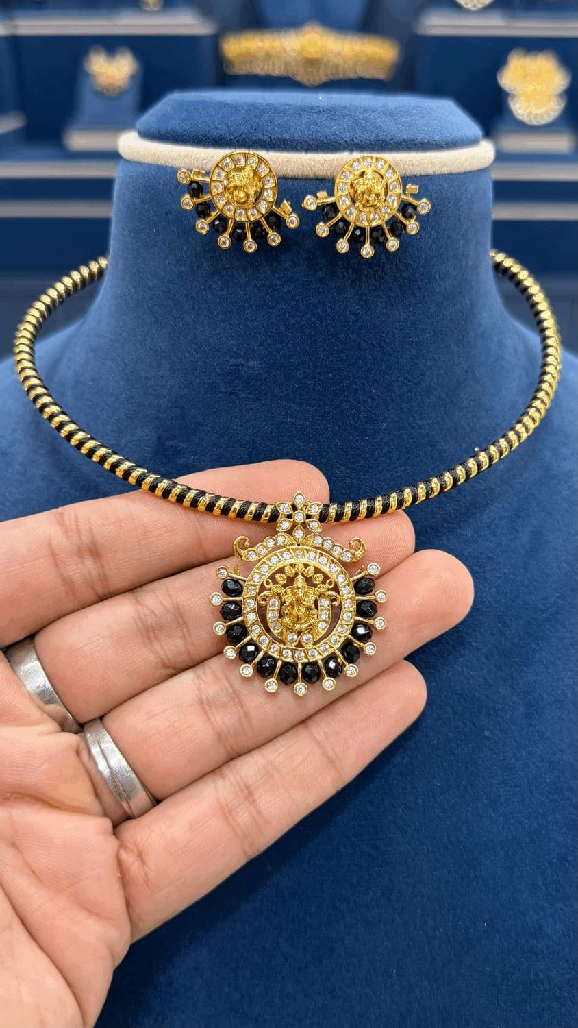 Simple Neckset with Black Hasli