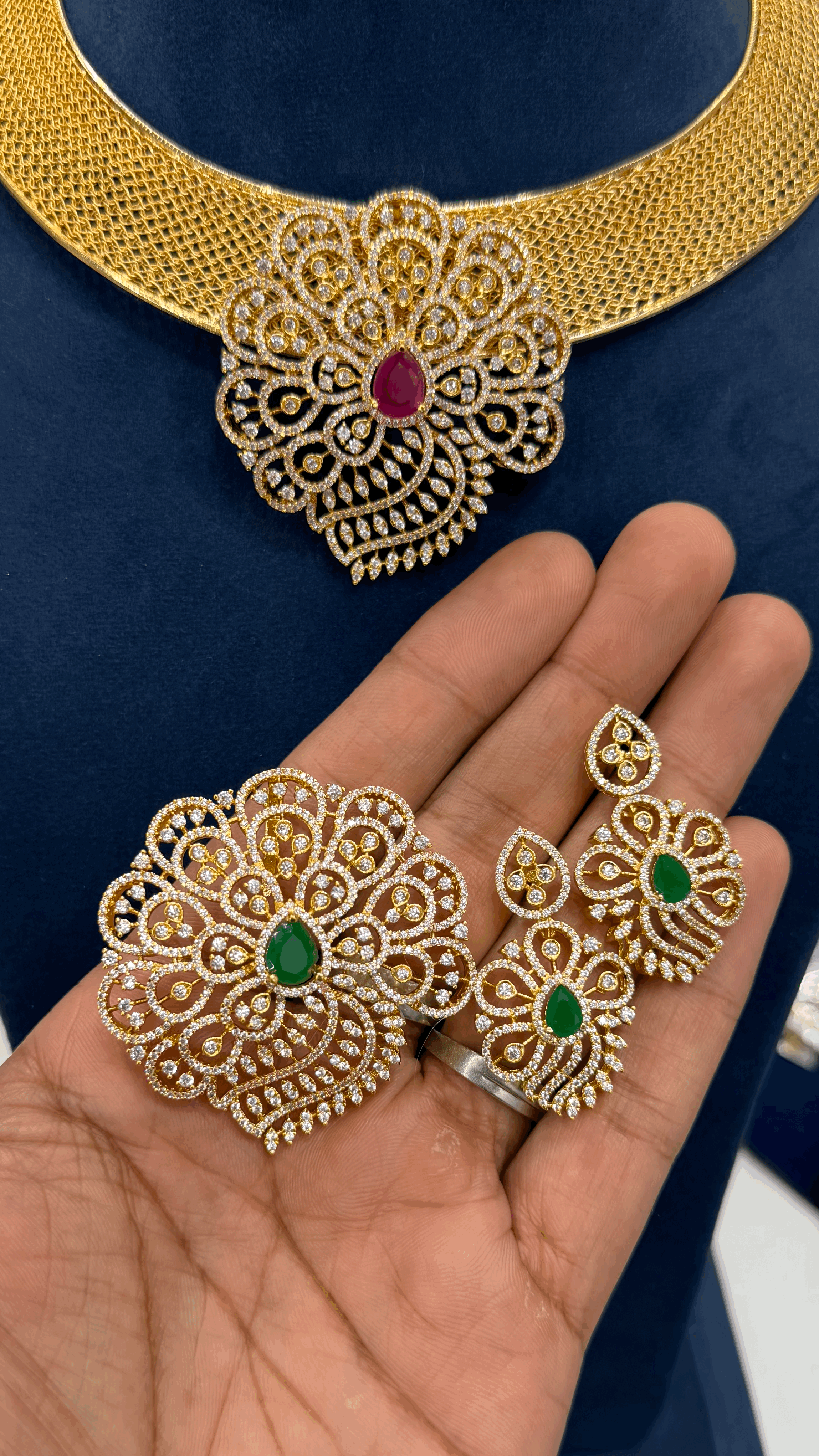 Flexible Neckset with Detachable Pendant Set